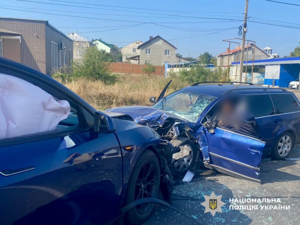В Великодолинском столкнулись Tesla и Volkswagen: обоих водителей госпитализировали