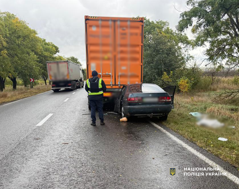 На трасі Одеса — Рені легковик в’їхав у напівпричіп: загинула пасажирка На трасі Одеса — Рені легковик в’їхав у напівпричіп: загинула пасажирка