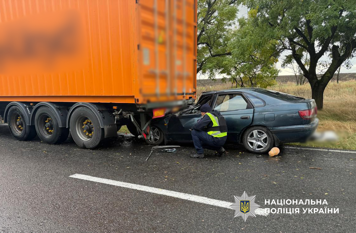 На трасі Одеса — Рені легковик в’їхав у напівпричіп: загинула пасажирка На трасі Одеса — Рені легковик в’їхав у напівпричіп: загинула пасажирка