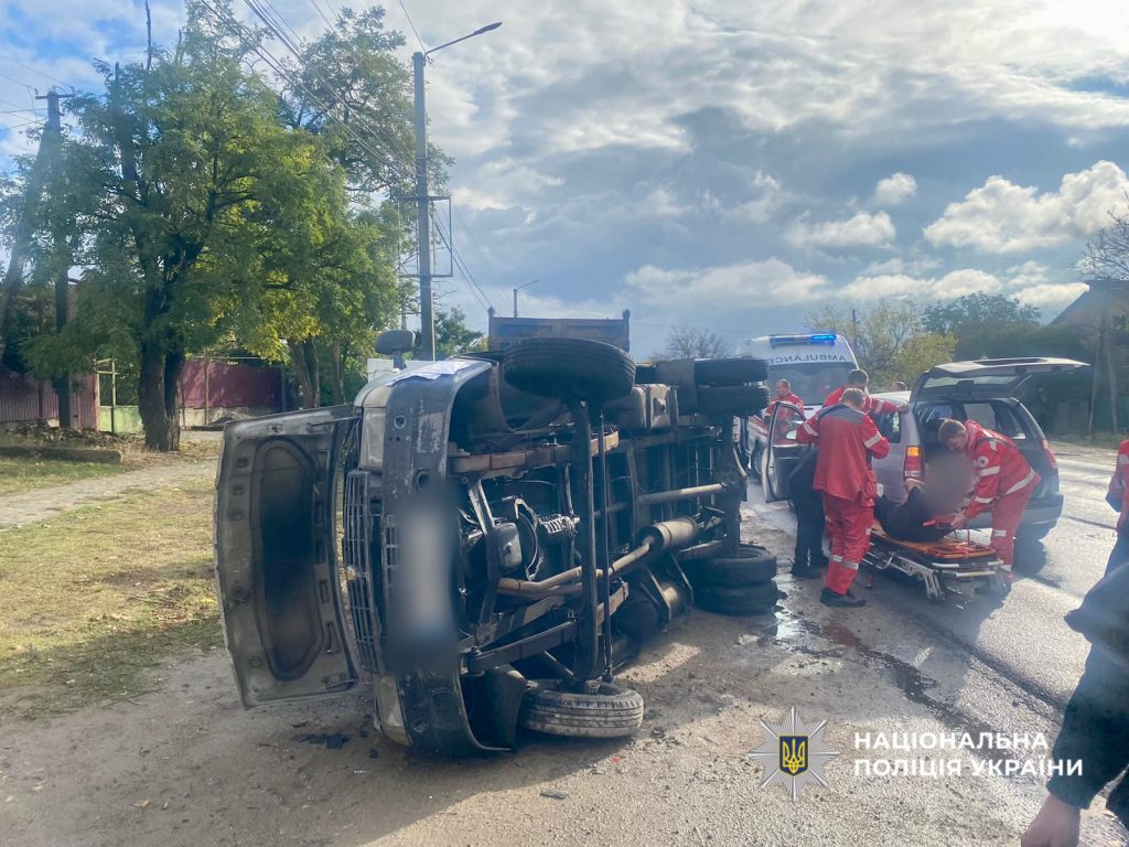 В Великодолинском легковушка столкнулась с грузовиком: пострадали трое