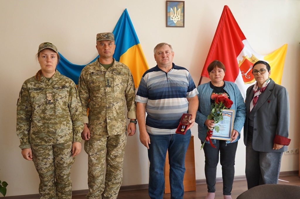 Родині полеглого прикордонника з Одеси вручили орден «За мужність» Родині полеглого прикордонника з Одеси вручили орден «За мужність»
