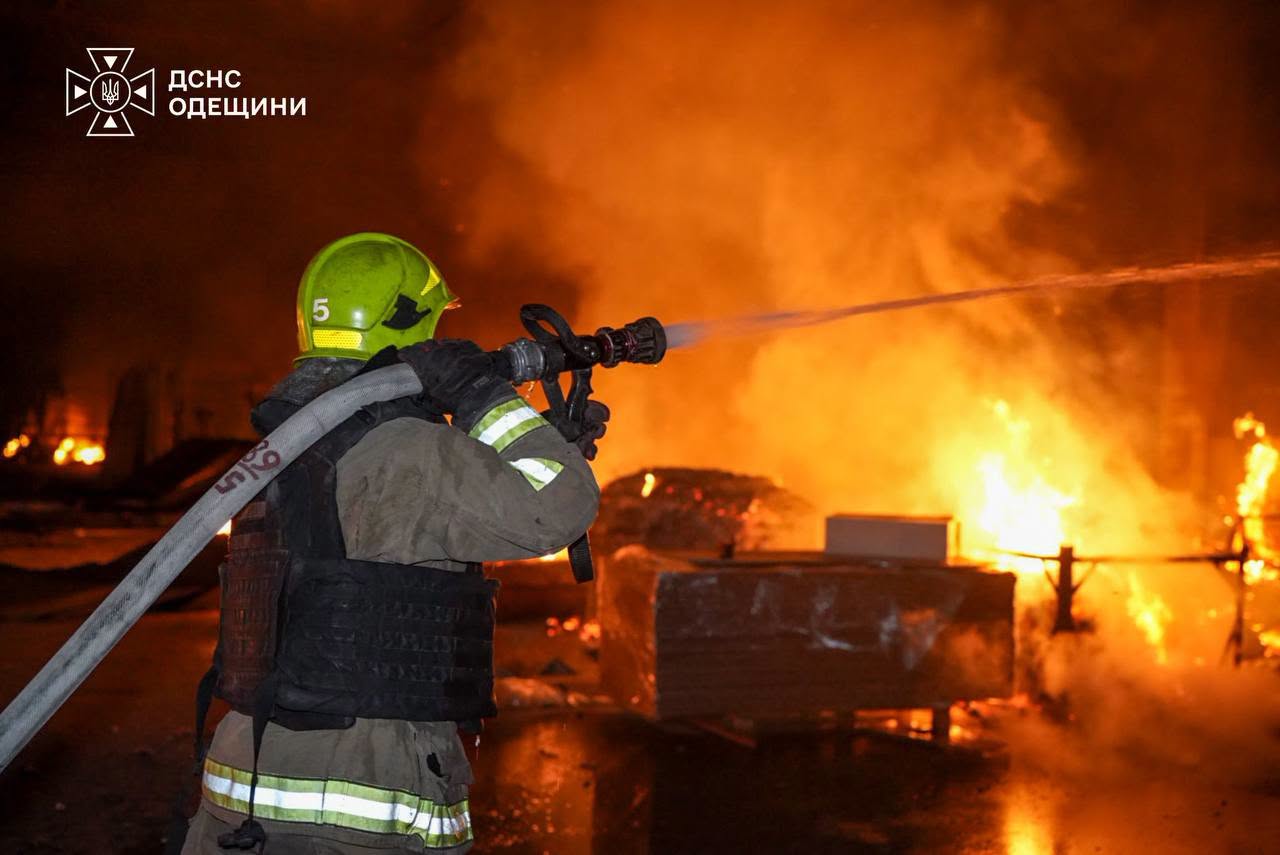 В Одессе во время ночной атаки РФ повреждено частное предприятие