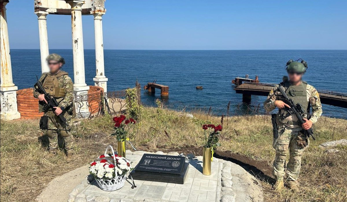 На острове Змеиный открыли мемориальный знак «Небесный ДОЗОР»
