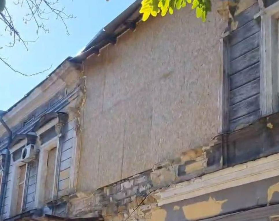 В Одесі захистили пошкоджений російською атакою Юридичний ліцей від подальшого руйнування В Одесі захистили пошкоджений російською атакою Юридичний ліцей від подальшого руйнування