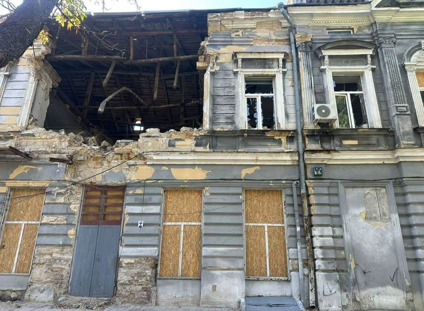 В Одесі захистили пошкоджений російською атакою Юридичний ліцей від подальшого руйнування В Одесі захистили пошкоджений російською атакою Юридичний ліцей від подальшого руйнування