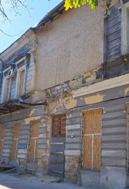 В Одесі захистили пошкоджений російською атакою Юридичний ліцей від подальшого руйнування В Одесі захистили пошкоджений російською атакою Юридичний ліцей від подальшого руйнування