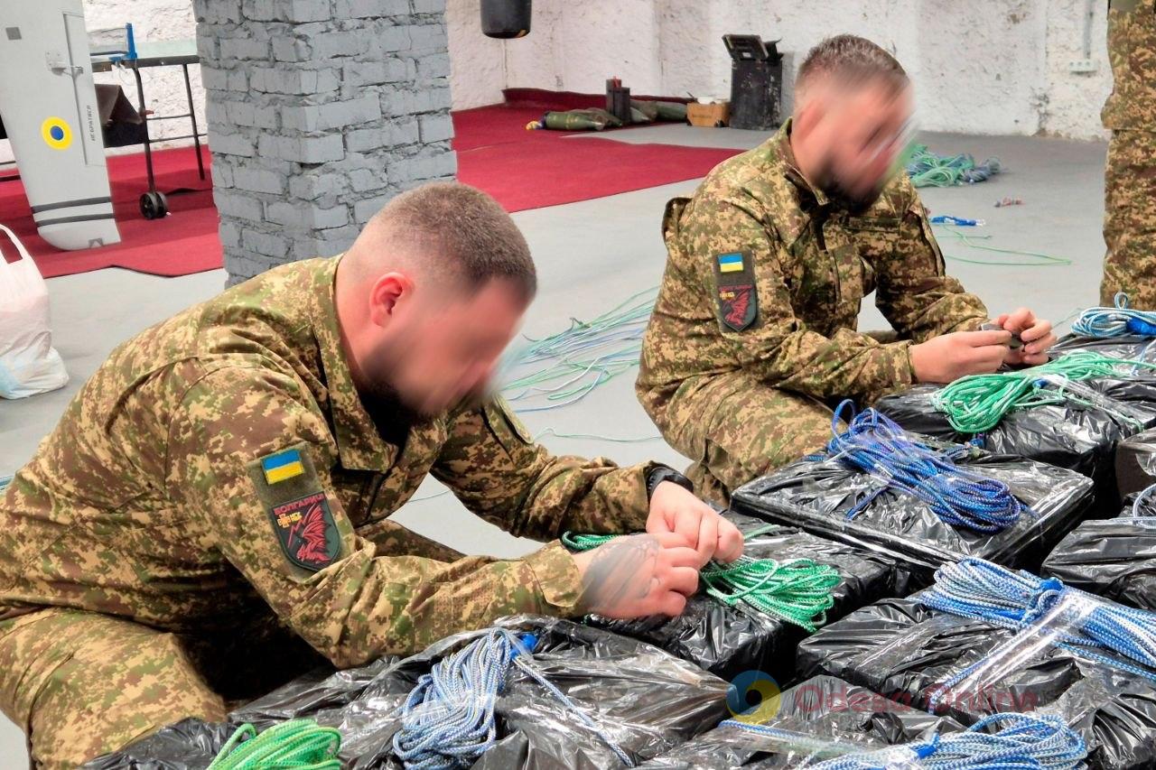 Гуманітарний десант з повітря: одеські гвардійці доставили допомогу мешканцям окупованих Олешок Гуманітарний десант з повітря: одеські гвардійці доставили допомогу мешканцям окупованих Олешок