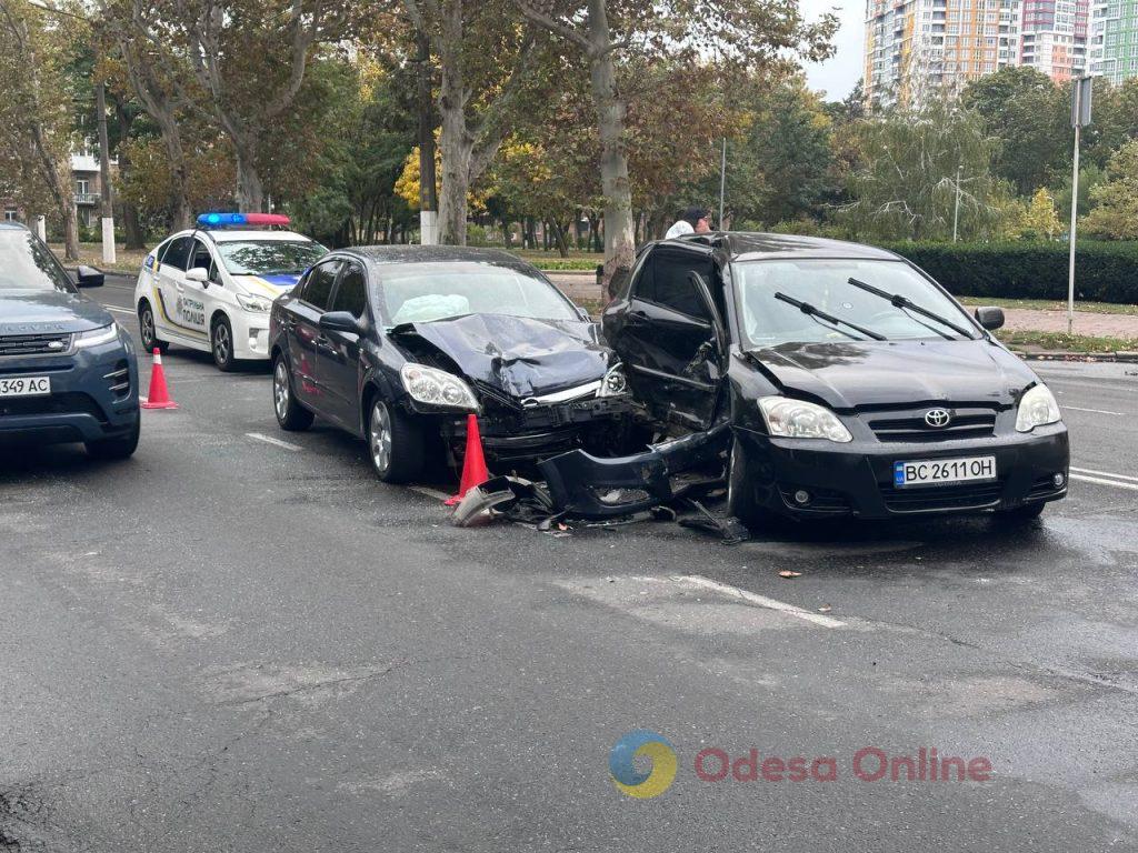 На проспекте Шевченко в Одессе столкнулись два авто: движение немного затруднено (фотофакт) На проспекте Шевченко в Одессе столкнулись два авто: движение немного затруднено (фотофакт)