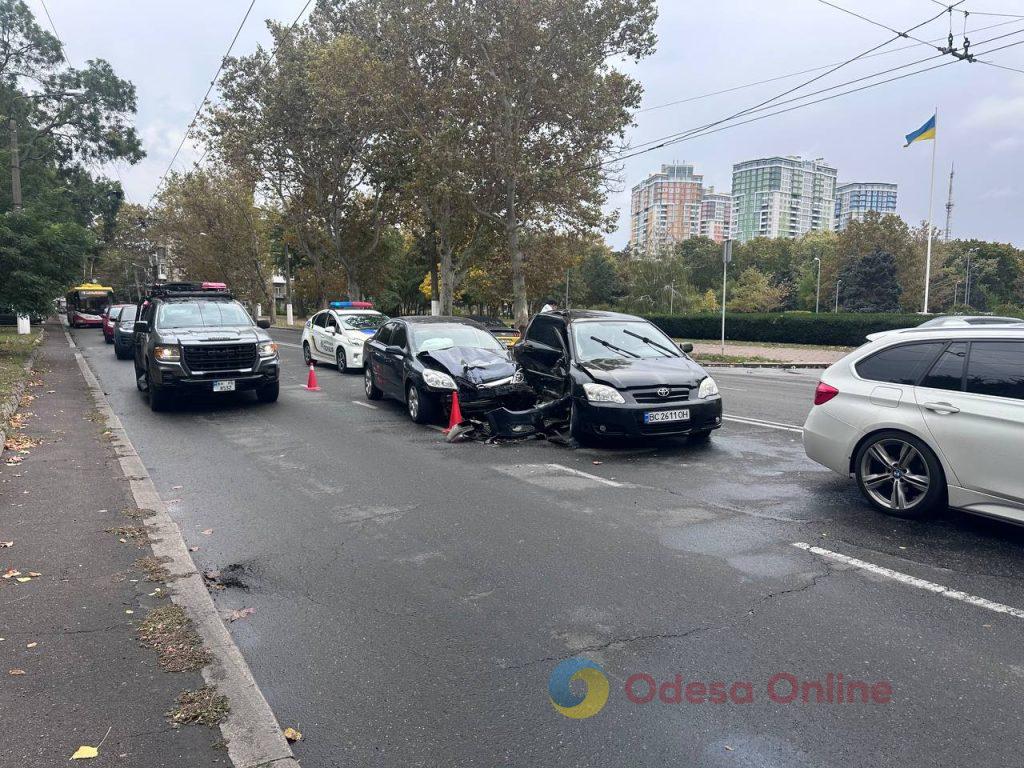 На проспекте Шевченко в Одессе столкнулись два авто: движение немного затруднено (фотофакт) На проспекте Шевченко в Одессе столкнулись два авто: движение немного затруднено (фотофакт)