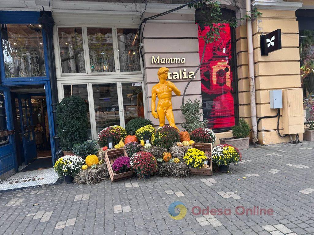Гарбузи, привиди та осінні мотиви: як Одеса готується до Геловіну (фото) Гарбузи, привиди та осінні мотиви: як Одеса готується до Геловіну (фото)