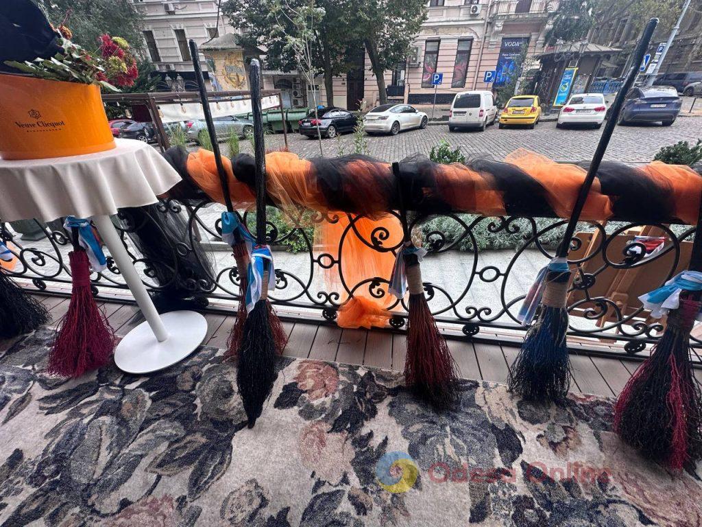 Гарбузи, привиди та осінні мотиви: як Одеса готується до Геловіну (фото) Гарбузи, привиди та осінні мотиви: як Одеса готується до Геловіну (фото)