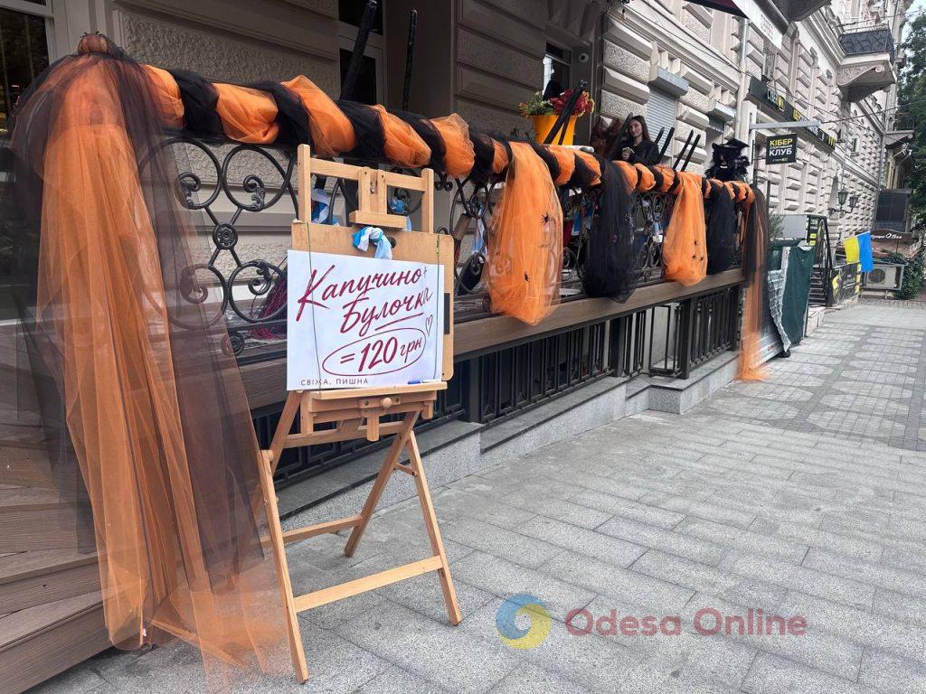 Гарбузи, привиди та осінні мотиви: як Одеса готується до Геловіну (фото) Гарбузи, привиди та осінні мотиви: як Одеса готується до Геловіну (фото)