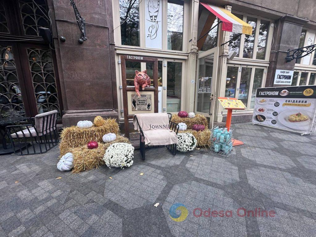 Гарбузи, привиди та осінні мотиви: як Одеса готується до Геловіну (фото) Гарбузи, привиди та осінні мотиви: як Одеса готується до Геловіну (фото)