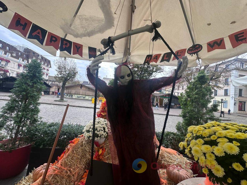 Гарбузи, привиди та осінні мотиви: як Одеса готується до Геловіну (фото) Гарбузи, привиди та осінні мотиви: як Одеса готується до Геловіну (фото)