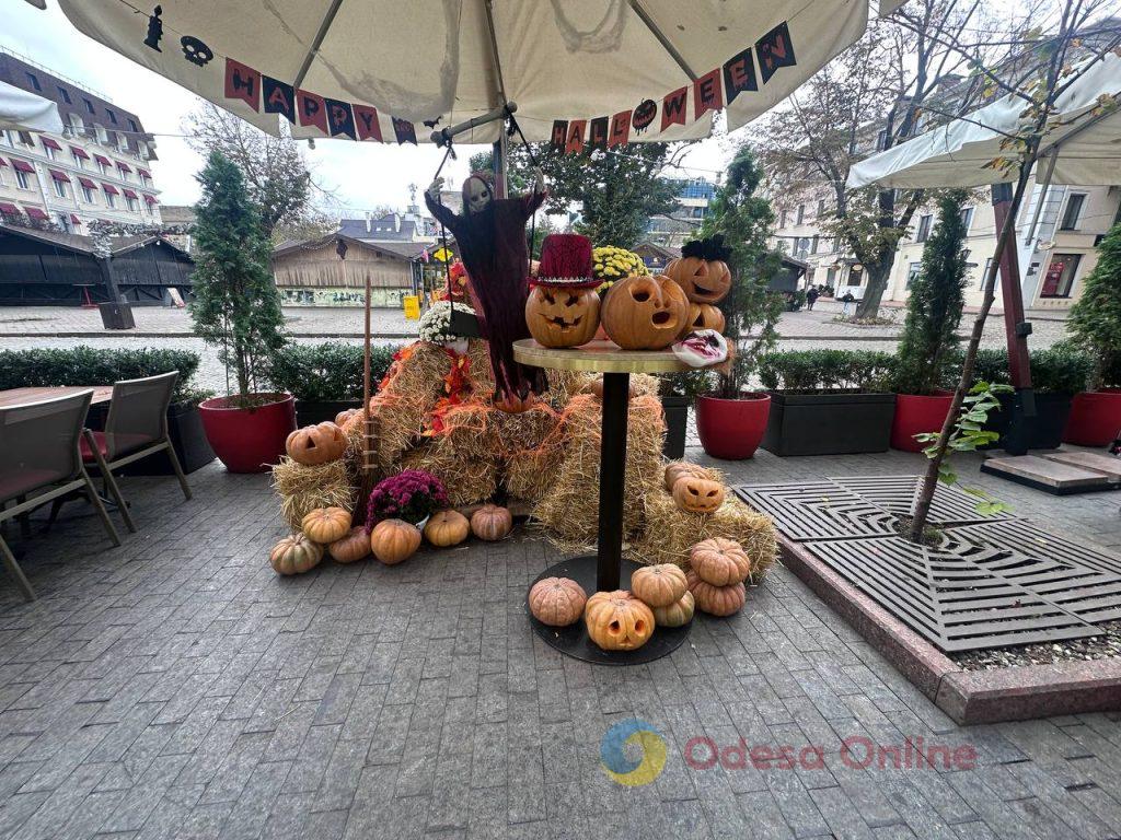 Гарбузи, привиди та осінні мотиви: як Одеса готується до Геловіну (фото) Гарбузи, привиди та осінні мотиви: як Одеса готується до Геловіну (фото)