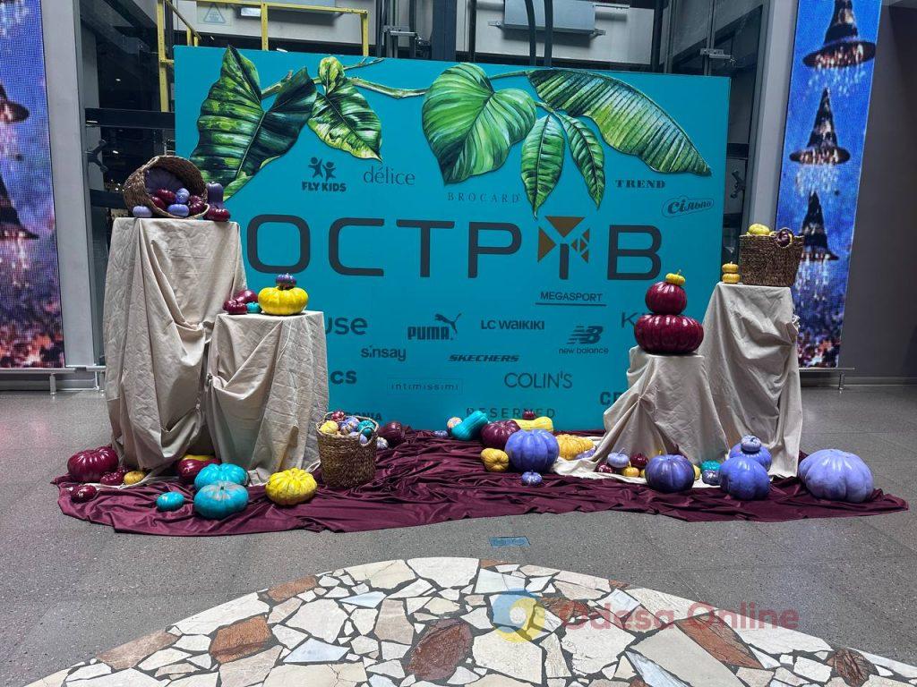 Гарбузи, привиди та осінні мотиви: як Одеса готується до Геловіну (фото) Гарбузи, привиди та осінні мотиви: як Одеса готується до Геловіну (фото)