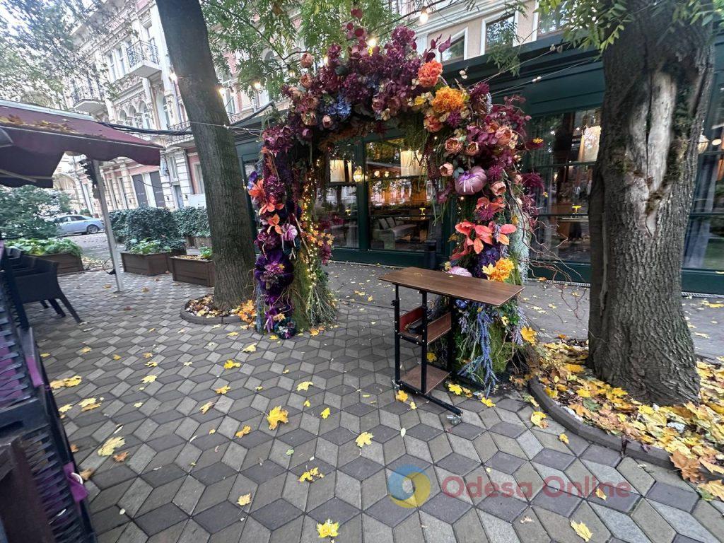 Гарбузи, привиди та осінні мотиви: як Одеса готується до Геловіну (фото) Гарбузи, привиди та осінні мотиви: як Одеса готується до Геловіну (фото)