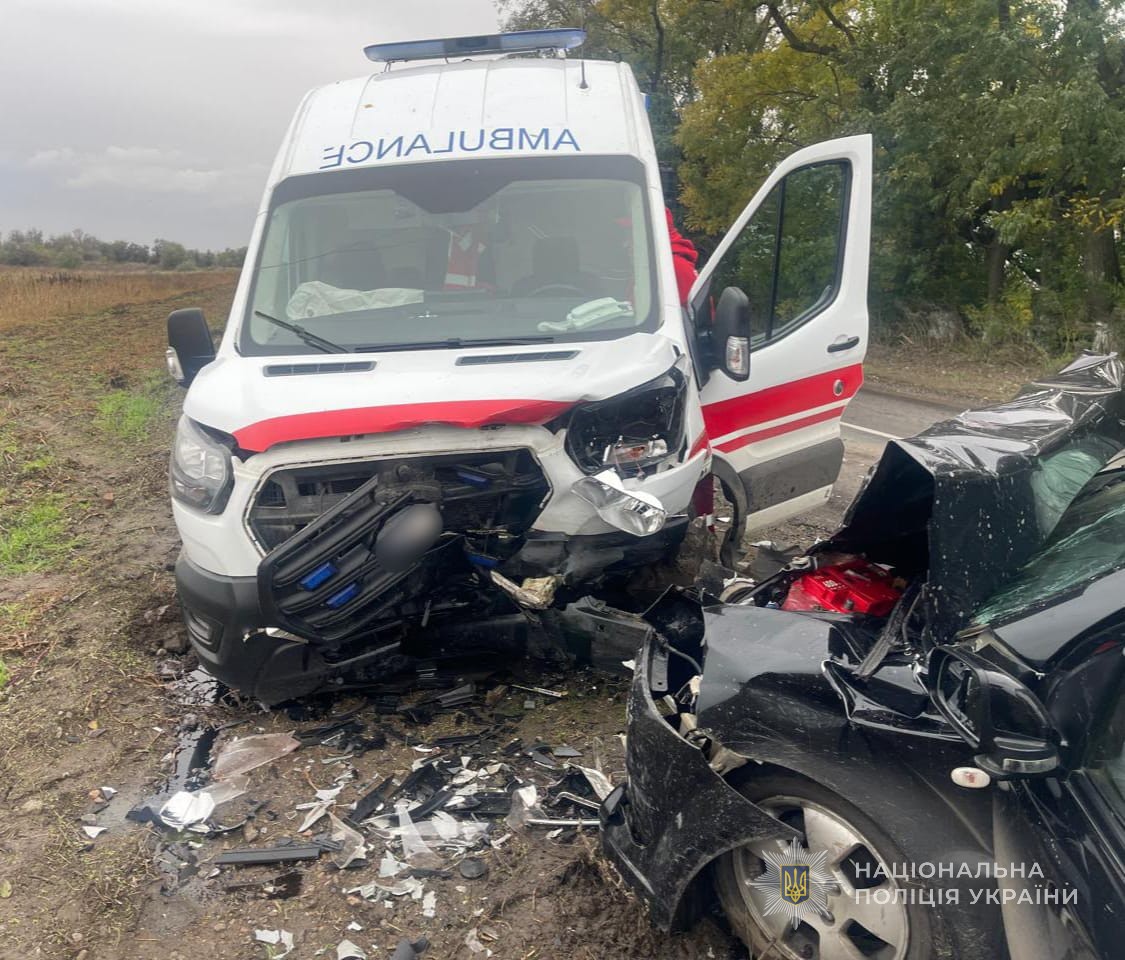 На Одещині легковик зіткнувся зі швидкою: загинула жінка, двоє її неповнолітніх онуків постраждали